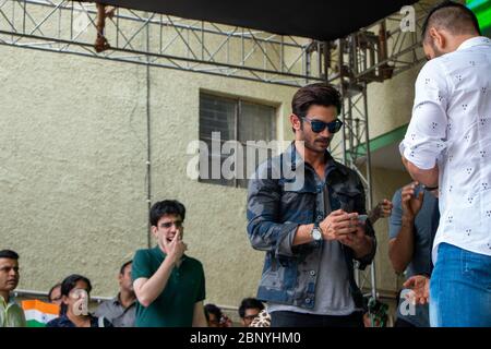 New Delhi, Delhi / Inde - 08/11/2016: L'acteur Bollywood Sushant Singh Rajput à la bande-annonce du film MS Dhoni à son école avec Mahendra Singh Banque D'Images