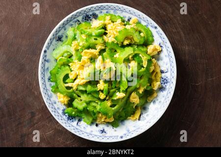 Œufs brouillés avec gourde amère, cuisine chinoise Banque D'Images