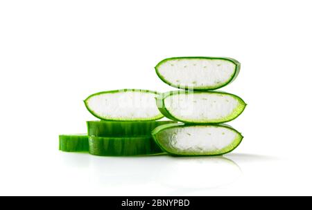 L'aloe Vera de tranche fraîche a iaolated sur fond blanc, médecine de fines herbes utile pour les soins de la peau et les soins des cheveux et les produits de beauté. Banque D'Images