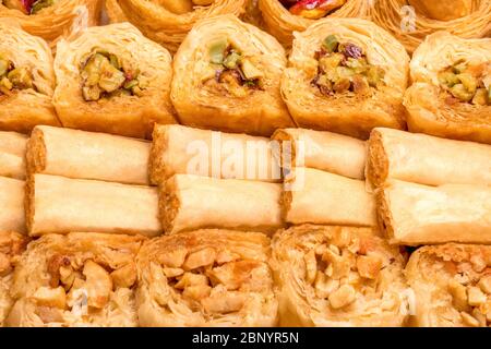 Assortiment de baklava. Assortiment de sucreries turques. Nourriture du Moyen-Orient. Meilleur dessert présenté. Turc dessert Baklava avec fond concept. Mets sucrés Banque D'Images