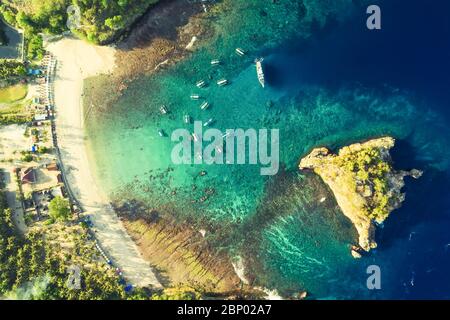 Vue aérienne sur la mer, vue de dessus, arrière-plan de nature incroyable.la couleur de l'eau et magnifiquement lumineux.Plage d'azur avec montagnes rocheuses et eau claire Banque D'Images