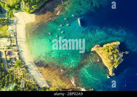 Vue aérienne de la côte et Crystal bay beach, Nusa Penida island, Indonésie Banque D'Images