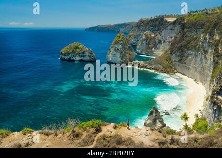 Vue aérienne randonneur de voyageurs sur le sommet de la falaise de montagne sur fond incroyable paysage de la nature Diamond Beach, Bali Indonésie Banque D'Images