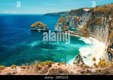 Vue aérienne randonneur de voyageurs sur le sommet de la falaise de montagne sur fond incroyable paysage de la nature Diamond Beach, Bali Indonésie Banque D'Images