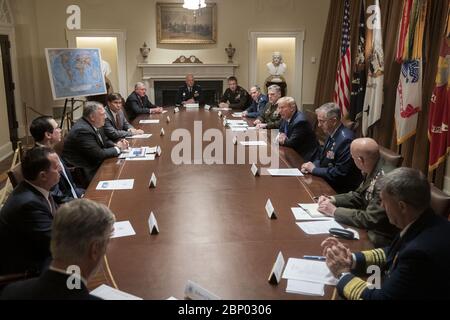 Washington, États-Unis d'Amérique. 09e mai 2020. Le président Donald J. Trump participe à une réunion avec des hauts dirigeants militaires et des membres de l'équipe de sécurité nationale le samedi 9 mai 2020, dans la salle du Cabinet de la Maison Blanche personnes: Président Donald Trump crédit: Storms Media Group/Alay Live News Banque D'Images