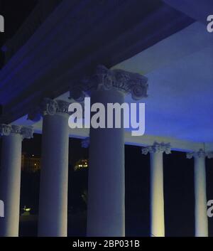 Washington, États-Unis d'Amérique. 17 mai 2020. Le Portico nord de la Maison Blanche est illuminé de lumière bleue le vendredi 15 mai 2020, en l'honneur du jour commémoratif des agents de la paix et de la semaine de la police. Personnes: Président Donald Trump crédit: Storms Media Group/Alay Live News Banque D'Images