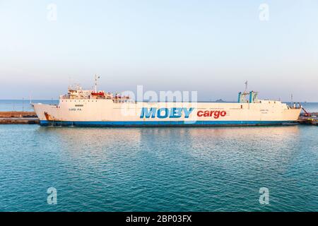 Piombino, Italie. 24 juin 2016 : ferry 'moby' vers l'île d'Elbe en Italie. Navire de transport, bateau pour le transport de personnes et de marchandises à l'isl italien Banque D'Images