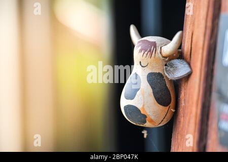 Sculpture d'art en bois de vache sur le mur en bois. Banque D'Images