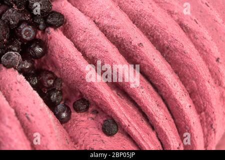 Glace framboise avec bleuets macro photo détaillée. Banque D'Images