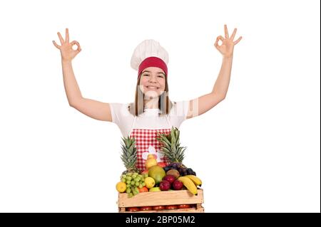 bonne femme cuisinier avec différents fruits et bon signe de main Banque D'Images