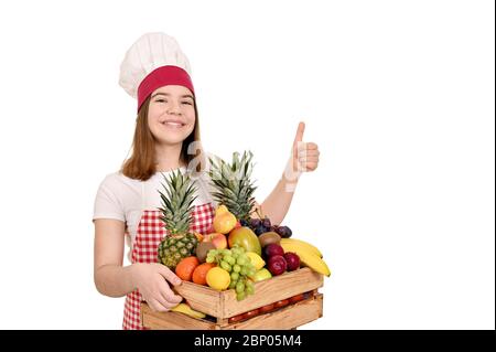 bonne femme de cuisiner avec différents fruits et pouces Banque D'Images