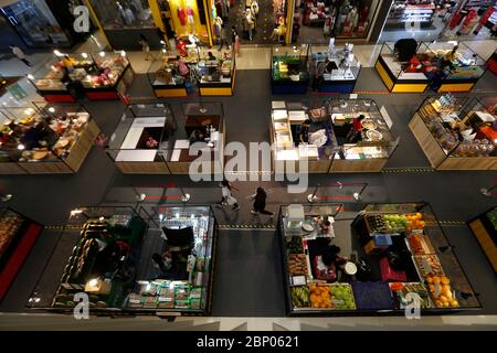 Bangkok, Thaïlande. 17 mai 2020. Les gens se prominent dans le centre commercial Central Westgate pendant sa réouverture au milieu de la crise du coronavirus (COVID-19).les centres commerciaux rouvrent au public avec des mesures strictes de santé et de sécurité. Le ministère thaïlandais de la Santé a enregistré un total de 3,028 infections, 56 décès et 2,856 cas de rétablissement depuis le début de l'épidémie. Crédit : SOPA Images Limited/Alamy Live News Banque D'Images