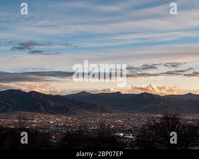 Kofu ville dans la soirée entouré de montagnes Banque D'Images