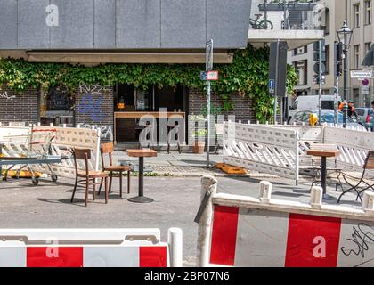 Mitte, Berlin, Allemagne. 16 mai 2020 le lois Cafe-Bar s'étend dans la rue et le long du trottoir pour observer les règlements sociaux de distanciation requis pendant la pandémie de COVID-19. Banque D'Images