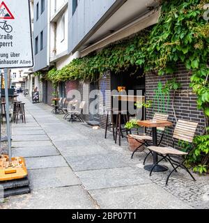 Mitte, Berlin, Allemagne. 16 mai 2020 le lois Cafe-Bar s'étend dans la rue et le long du trottoir pour observer les règlements sociaux de distanciation requis pendant la pandémie de COVID-19. Banque D'Images