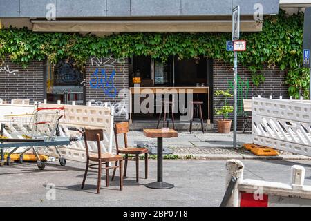 Mitte, Berlin, Allemagne. 16 mai 2020 le lois Cafe-Bar s'étend dans la rue et le long du trottoir pour observer les règlements sociaux de distanciation requis pendant la pandémie de COVID-19. Banque D'Images