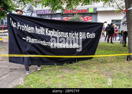 Mitte, Berlin, Allemagne. 16 mai 2020. Protestation anti-capitalisme près de Alexander Platz . Plusieurs manifestations ont eu lieu dans la capitale allemande, un grand nombre d'officiers de police ont été maîtristes et plusieurs arrestations ont eu lieu. Banque D'Images