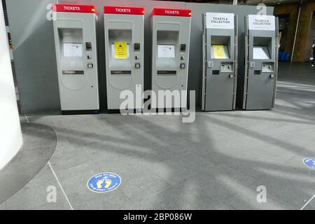 Londres, Royaume-Uni. 16 mai 2020. Cinquante-quatre jours de Lockdown, à Londres. Un autocollant social de distance devant les distributeurs de billets à la gare de Kings Cross. C'est le premier week-end d'un léger relâchement du verrouillage en Angleterre, le message du gouvernement est maintenant « alerte » au lieu de « vive à la maison ». Maintenant vous pouvez sortir plus, jouer au golf, aller à la pêche, et visiter les centres de jardin, mais les mesures sociales de distance devraient toujours être maintenues. Le pays a été verrouillé en raison de la pandémie du coronavirus COVID-19. COVID-19 verrouillage du coronavirus, Peterborough, Royaume-Uni, le 16 mai 2020 crédit : Paul Banque D'Images