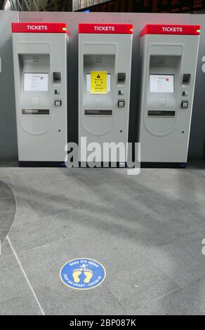 Londres, Royaume-Uni. 16 mai 2020. Cinquante-quatre jours de Lockdown, à Londres. Un autocollant social de distance devant les distributeurs de billets à la gare de Kings Cross. C'est le premier week-end d'un léger relâchement du verrouillage en Angleterre, le message du gouvernement est maintenant « alerte » au lieu de « vive à la maison ». Maintenant vous pouvez sortir plus, jouer au golf, aller à la pêche, et visiter les centres de jardin, mais les mesures sociales de distance devraient toujours être maintenues. Le pays a été verrouillé en raison de la pandémie du coronavirus COVID-19. COVID-19 verrouillage du coronavirus, Peterborough, Royaume-Uni, le 16 mai 2020 crédit : Paul Banque D'Images