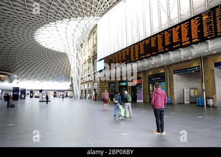 Londres, Royaume-Uni. 16 mai 2020. Cinquante-quatre jours de Lockdown, à Londres. La gare de Kings Cross est un peu plus fréquentée que récemment pour un samedi. C'est le premier week-end d'un léger relâchement du verrouillage en Angleterre, le message du gouvernement est maintenant « alerte » au lieu de « vive à la maison ». Maintenant vous pouvez sortir plus, jouer au golf, aller à la pêche, et visiter les centres de jardin, mais les mesures sociales de distance devraient toujours être maintenues. Le pays a été verrouillé en raison de la pandémie du coronavirus COVID-19. COVID-19 coronavirus LockDown, Peterborough, Royaume-Uni, le 16 mai 2020 crédit: Paul Marriott/A Banque D'Images