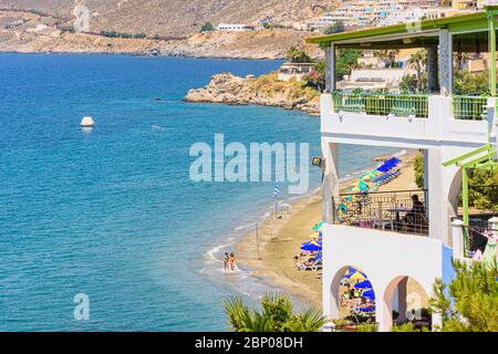 Vue sur un balcon avec vue sur la plage de Masouri, Kalymnos, Dodécanèse, Grèce Banque D'Images