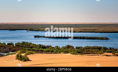 Le lac jaune dans le désert du Royaume d'Arabie saoudite Banque D'Images