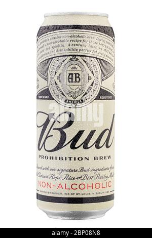 Ukraine, Kiev - février 25. 2020: Boîte en aluminium de bière Bud non-alcoolique sur fond blanc produit par Anheuser-Busch. Gouttes d'eau. Le fichier contient Banque D'Images