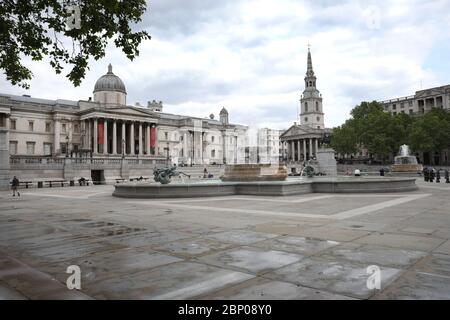 Londres, Royaume-Uni. 16 mai 2020. Cinquante-quatre jours de Lockdown, à Londres. Un très calme Trafalgar Square à l'heure du déjeuner aujourd'hui. C'est le premier week-end d'un léger relâchement du verrouillage en Angleterre, le message du gouvernement est maintenant « alerte » au lieu de « vive à la maison ». Maintenant vous pouvez sortir plus, jouer au golf, aller à la pêche, et visiter les centres de jardin, mais les mesures sociales de distance devraient toujours être maintenues. Le pays a été verrouillé en raison de la pandémie du coronavirus COVID-19. COVID-19 coronavirus LockDown, Peterborough, Royaume-Uni, on 16 mai 2020 crédit: Paul Marriott/Alay Live News Banque D'Images