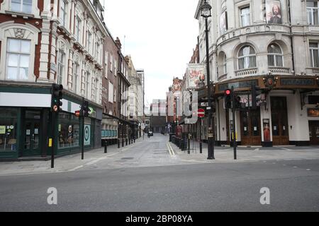 Londres, Royaume-Uni. 16 mai 2020. Cinquante-quatre jours de Lockdown, à Londres. Des rues vides autour du théâtre Gielgud, avec le Raymond Revuebar au loin. C'est le premier week-end d'un léger relâchement de l'isolement en Angleterre, car le message du gouvernement est maintenant « alerte de jour » au lieu de « mort à la maison ». Maintenant vous pouvez sortir plus, jouer au golf, aller à la pêche, et visiter les centres de jardin, mais les mesures sociales de distance devraient toujours être maintenues. Le pays a été verrouillé en raison de la pandémie du coronavirus COVID-19. COVID-19 verrouillage du coronavirus, Peterborough, Royaume-Uni, le 16 mai 2020 crédit : Paul Mar Banque D'Images