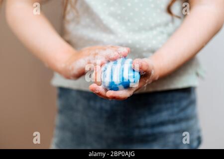 Mains d'enfants dans de la mousse savonneuse. Alerte épidémique du coronavirus. Précautions pour les maladies virales. Banque D'Images