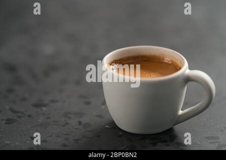 espresso chaud dans une tasse blanche sur fond de béton avec copie espace Banque D'Images