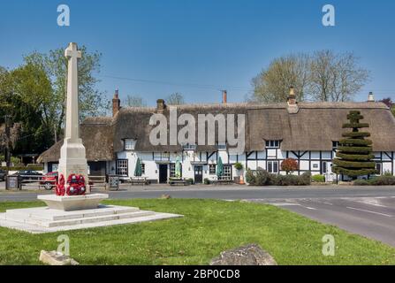 Le pub de campagne Crown Inn dans le magnifique village rural de Kings Somborne près de Stockbridge dans le Hampshire, Angleterre, Royaume-Uni Banque D'Images