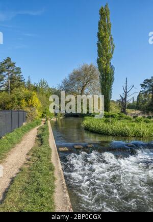 La route d'Itchen entre Eastleigh et Southampton. Un sentier de longue distance qui suit la rivière Itchen dans le Hampshire, en Angleterre, au Royaume-Uni Banque D'Images