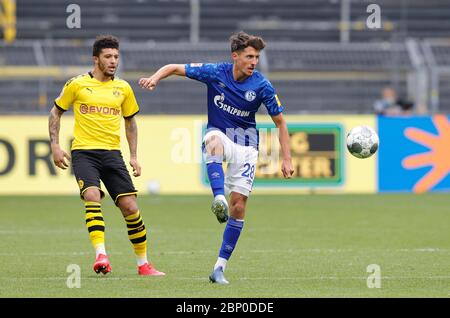 Ville de Dortmund, Allemagne. 16 mai 2020. SCHOPF, Schalke à droite contre SANCHO Sport: Football: 1. Bundesliga: Saison 19/20: 26. matchday: Borussia Dortmund - FC Schalke 04, 16 mai 2020 crédit: Ralf Ibing/firosportphoto/POOL | usage dans le monde entier/dpa/Alay Live News Banque D'Images