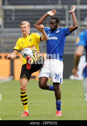 Ville de Dortmund, Allemagne. 16 mai 2020. HAALAND, BVB gauche versus SANE Sport: Soccer: 1.Bundesliga: Saison 19/20: 26e jour de match: Borussia Dortmund - FC Schalke 04, 16 mai 2020 crédit: Ralf Ibing/firosportphoto/POOL | usage dans le monde entier/dpa/Alay Live News Banque D'Images