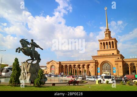 Gare d'Erevan avec la statue de Sasuntsi Davit, située au sud du centre-ville d'Erevan, Arménie Banque D'Images