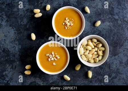 Sauce aux arachides dans des bols sur fond de pierre bleue. Vue de dessus, plan d'appartement Banque D'Images