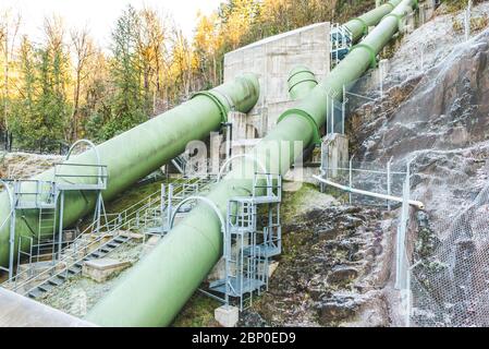 double papier de plume vert pour le transfert beaucoup d'eau pour générer de l'énergie électrique. Banque D'Images