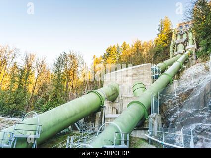 double papier de plume vert pour le transfert beaucoup d'eau pour générer de l'énergie électrique. Banque D'Images