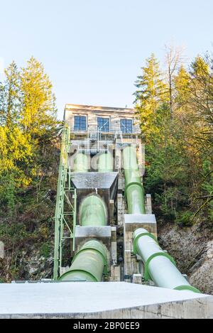 double papier de plume vert pour le transfert beaucoup d'eau pour générer de l'énergie électrique. Banque D'Images