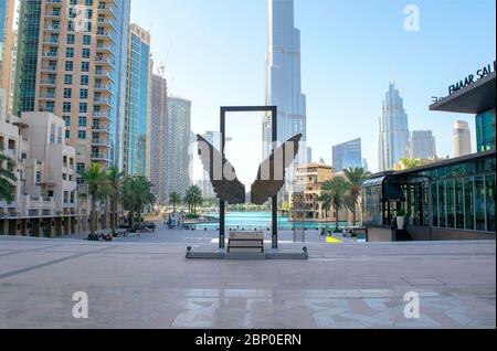 Dubaï / Émirats Arabes Unis - 12 mai 2020 : vue sur Souk al Bahar, fontaine de Dubaï avec Burj Khalifa et parc. Belle vue sur le quartier du centre-ville de Dubaï avec restaurant Banque D'Images