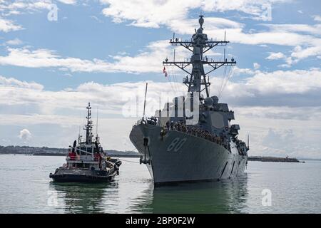 200516-N-CE622-0019 ROTA, Espagne (16 mai 2020) -- le destroyer à missiles guidés de la classe Arleigh Burke USS Roosevelt (DDG 80) retourne à la Station navale de Rota, Espagne, après un début de course prévu, le 16 mai 2020. Roosevelt, nommé en l'honneur du président Franklin D. Roosevelt et de son épouse Eleanor, est le premier destroyer de missile guidé de classe Arleigh Burke de vol IIA, stationné à Rota, offrant la possibilité de déployer deux hélicoptères Lamps MK III MH-60B Sea Hawk embarqués. (ÉTATS-UNIS Photo de la marine par le Spécialiste des communications de masse, 3e classe Katie Cox/sortie) Banque D'Images