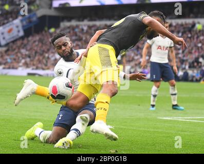 LONDRES, ANGLETERRE - 28 SEPTEMBRE 2019 : Sofiane Boufal de Southampton et Danny Rose de Tottenham photographiés lors du match de la première ligue 2019/20 entre Tottenham Hotspur FC et Southampton FC au stade Tottenham Hotspur. Banque D'Images