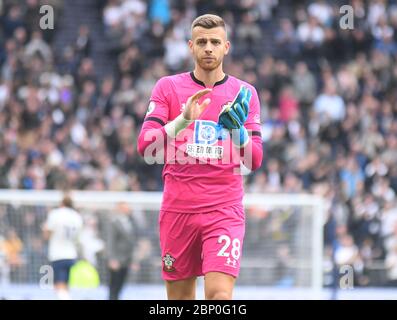 LONDRES, ANGLETERRE - 28 SEPTEMBRE 2019 : Angus Gunn de Southampton photographié après le match de la Premier League 2019/20 entre le Tottenham Hotspur FC et le Southampton FC au stade Tottenham Hotspur. Banque D'Images