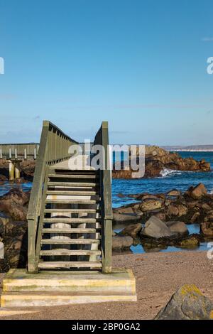 Un célèbre pont en bois situé sur la plage de Ballycastle, Irlande du Nord, Royaume-Uni. Banque D'Images