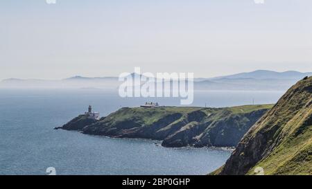 Howth Head avec BDaily Lighthouse, Dublin, Irlande. Péninsule de Howth pendant la journée irlandaise d'été. Banque D'Images