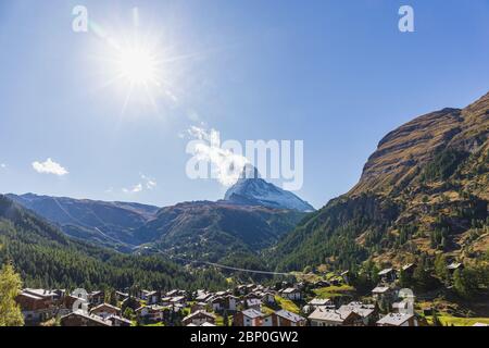 Le Matterhorn est un site touristique suisse et une vallée avec le village de Zermatt en été sous l'éblouissement du soleil et le fond bleu du ciel Banque D'Images