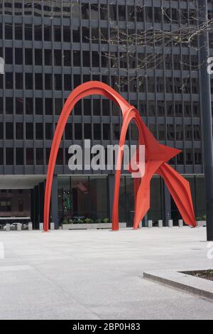 Vue sur une place vide avec la sculpture rouge flamant créée par l'artiste américain Alexander Calder, situé sur la place fédérale à Chicago Banque D'Images