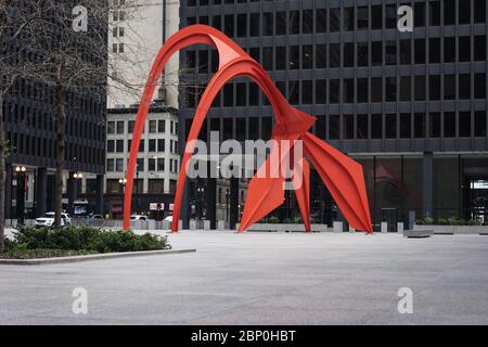 Vue sur une place vide avec la sculpture rouge flamant créée par l'artiste américain Alexander Calder, situé sur la place fédérale à Chicago Banque D'Images