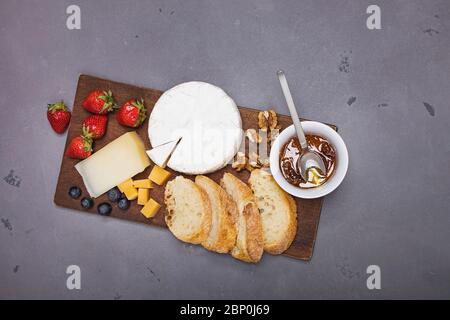 Fromage, pain au vin et fraises. Banque D'Images
